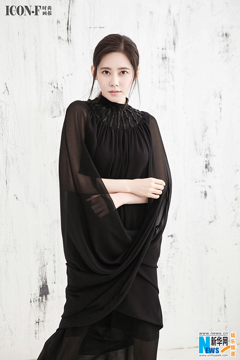 近日,秋瓷炫为某杂志拍摄的时尚大片曝光.