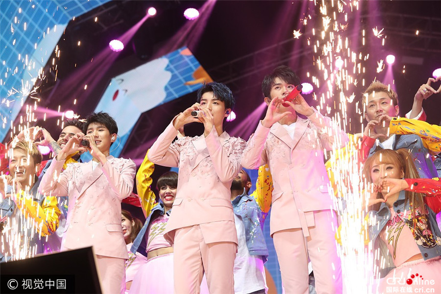 组图:tfboys四周年演唱会 变摇滚少年high翻天