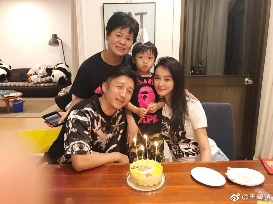 近日邹市明妻子冉莹颖在微博晒出一组为小儿子庆生的