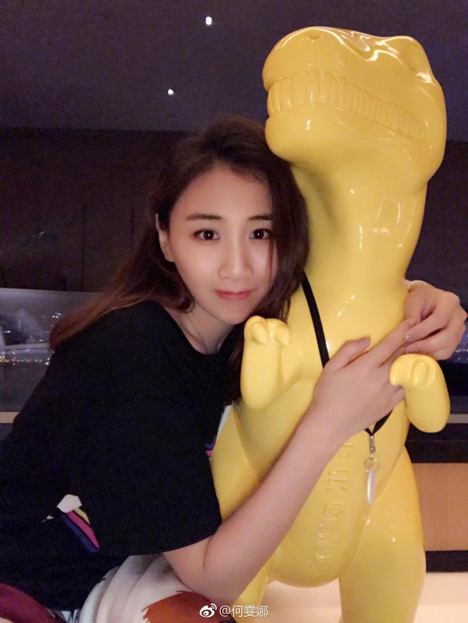 "蹦床公主"28岁何雯娜退役私照曝光 颜美腿长