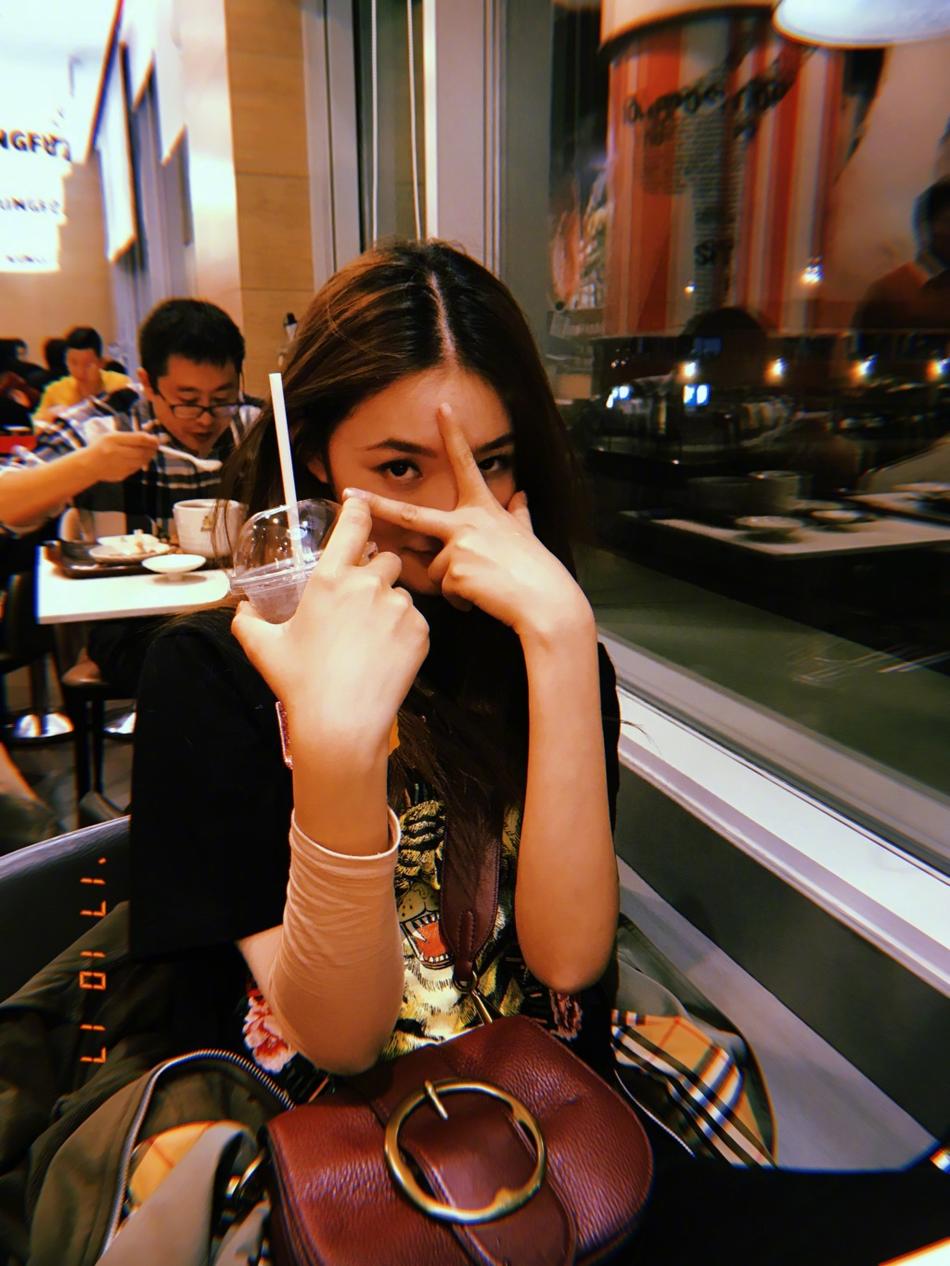 赵丽颖杨幂迪丽热巴 女星教你比剪刀手谁最萌?