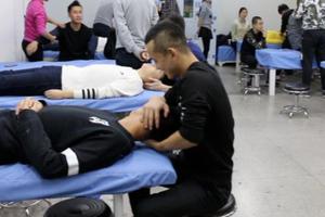 厉害了我的按摩课！老师给学生推拿