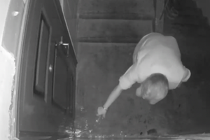 她在邻居门口做诡异动作 已有2年之久