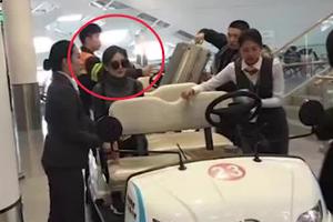 谢娜生完宝宝变这样 坐小车冲路人低头浅笑