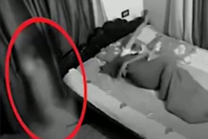 男子床边惊现异物举动诡异 第18秒处别眨眼