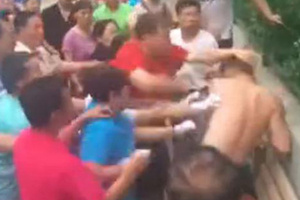 老人为跳舞抢篮球场 与小伙冲突大打出手