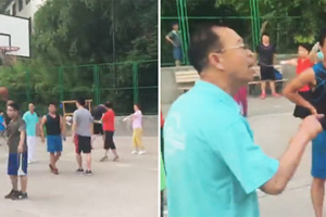 老人占用篮球场跳舞 对年轻人喊“赶紧走”