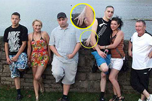 夫妻合影背后现苍白鬼手 不久丈夫离奇死亡