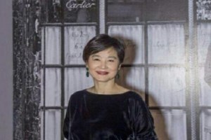 63岁的林青霞近照曝光，面容坍塌似萎缩，老公被爆养小三疑似离婚