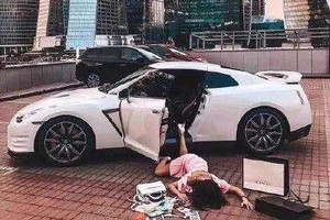 炫过头！女子为拍“炫富挑战”开车逆行 被交警处罚