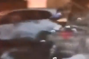 兰州一高速收费站发生严重车祸 数十辆车相撞