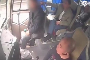 乘客飞踹抢方向盘者被热传 当事人现身
