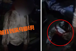 一男生宿舍内遭多名学生围殴 现场看了实在心疼