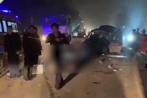 现场：西安一面包车与水泥罐车相撞9死3伤 事发道路坑洼