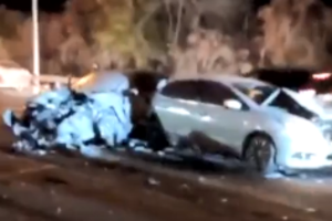 兰州一高速收费站发生严重车祸 数十辆车相撞