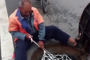 老爷爷沿街井盖编织防坠网：怕孩子掉下去