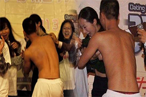 韩雪遭裸男强抱 吓得花容失色