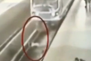 孕妇疑晕倒跌入站台被火车碾压 周围无人施手相救