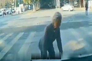 老奶奶教科书式碰瓷 女司机一脸懵
