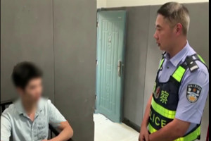 戏精男微信群里辱骂警察 三小时后警察真来了