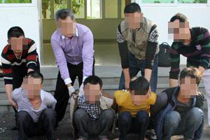 警方抓捕贩毒团伙 患艾滋病毒贩咬伤民警