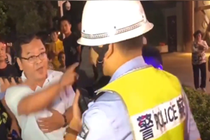 眼镜男欲强行带走酒驾司机 和交警冲突