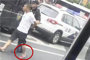 江苏常州奔驰失控致3死 目击者:肇事司机穿拖鞋