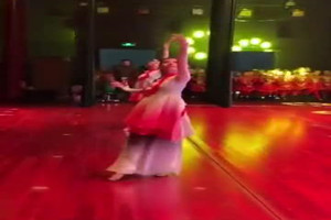 二胎宝妈医院待产狂劈叉 网友感觉怀了个假孕