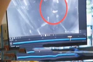 工程师失恋烦闷触摸邻座女孩大腿 被抓后跪求乘警不要报案