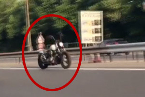街头现幽灵摩托 车辆照常行驶车上却没人