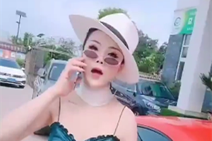 保时捷女车主与男司机互打耳光 女方身份疑曝光