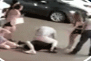 男子遭警察夫妇拳打脚踢？当事人：他猥亵女童