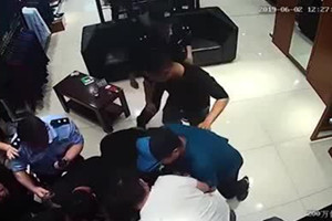 男子在服装店持刀劫持女子 被警察果断出击拿下
