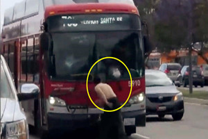 男子试图劫持公交车 反被乘客暴揍