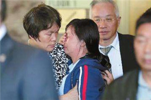 章莹颖遗骸被装3个垃圾袋多次压缩 章母痛哭离开会场