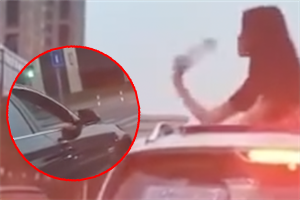 司机乱扔垃圾不听劝 邻车女乘客怒爬天窗精准扔回