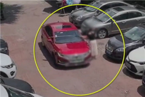 硬核停车！谨慎女司机自带卷尺测量停车位