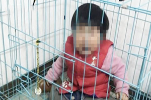 女童被关笼子疑遭虐待 警方：男子摆拍虐童照与前妻斗气