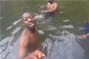 男子潜水捡到相机 打开后现溺亡者生前最后画面