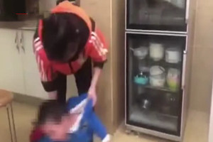 昆明一幼儿托育服务机构老师被指虐童 家长称已报警