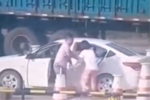 只因走不走ETC 丈夫车停收费通道痛殴妻子