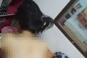 美女在酒吧疑被人下药 现场失控脱衣服