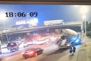 无锡高架坍塌 行车记录仪记录下的瞬间