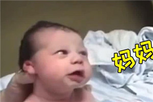 护士刚把新生儿抱起来 小婴儿竟对着妈妈笑