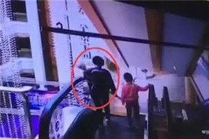 母亲扶梯没站稳 4月大婴儿脱手坠亡 现场>>