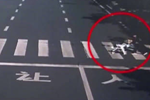 前车礼让行人遭后车追尾 女子和婴儿车被撞飞