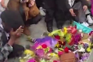 视频-科比坠机身亡 大批球迷悼念科比：thank you kobe