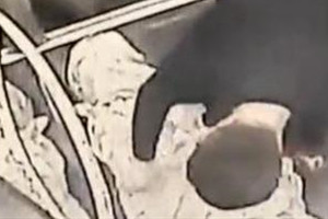 安徽男子电梯间里抬尸体？结果啼笑皆非