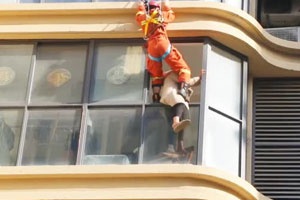 视频-女子因家庭矛盾欲跳楼轻生 消防员“从天而降”用“剪刀腿”救人