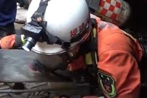 心疼！消防员背15斤重空气呼吸器管道救人 7小时爬出后瞬间虚脱倒地